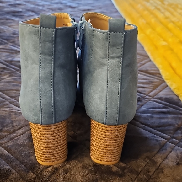 Block Heels - Picture 9 of 16